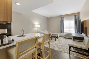 Colchones con pillow-top, escritorio y espacio para trabajar con laptop 