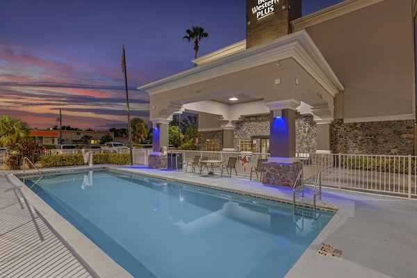 Outdoor pool, pool umbrellas, sun loungers
