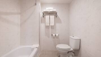 Un bagno moderno con vasca, water e bidet.