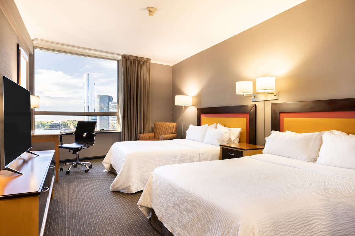Standardzimmer, 2 Queen-Betten, Stadtblick | Hochwertige Bettwaren, Pillowtop-Betten, Zimmersafe, Schreibtisch