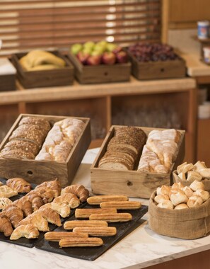 Free daily buffet breakfast  - Holiday Inn Express Puerto Madero by IHG (Buenos Aires)