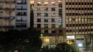 Un edificio de Holiday Inn Express de varios pisos con una fachada moderna, ventanas amplias y un letrero llamativo.