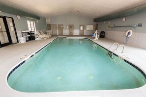 Indoor pool, sun loungers