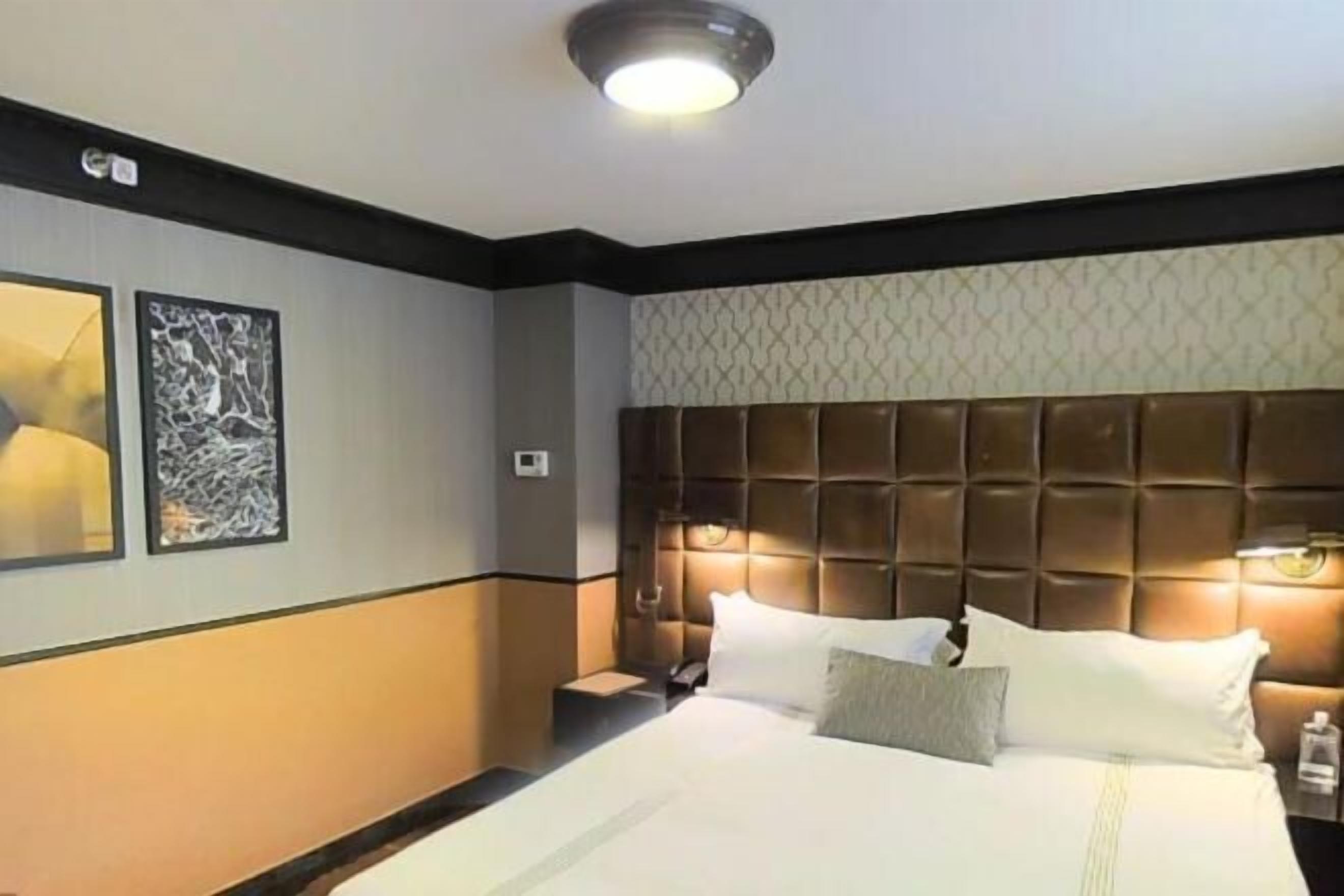 高档床上用品、羽绒被、迷你吧、客房内保险箱