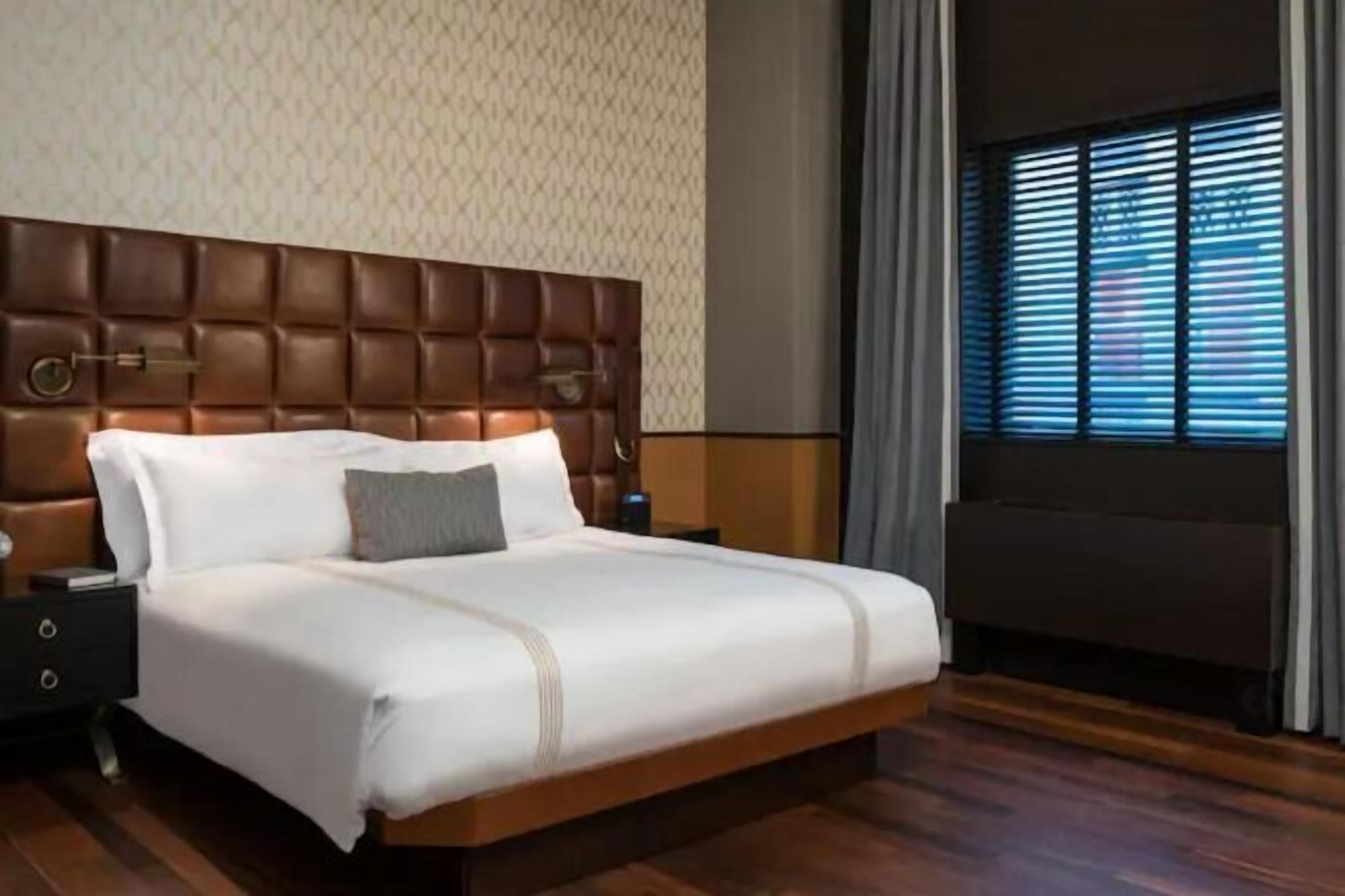 高档床上用品、羽绒被、迷你吧、客房内保险箱