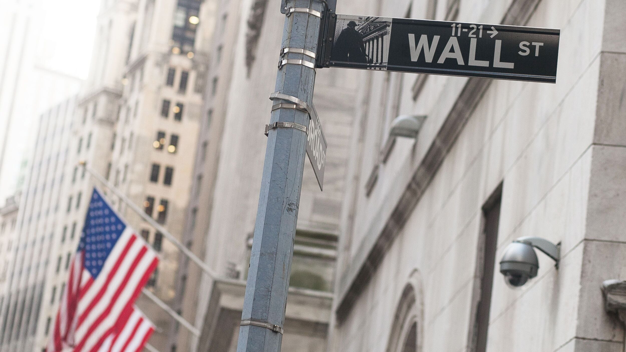 Señal de calle indicando Wall St.