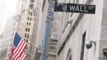 Señal de calle indicando Wall St.