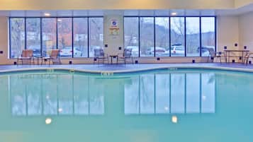 Indoor pool, sun loungers