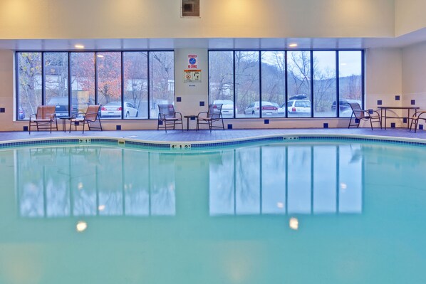 Indoor pool, sun loungers