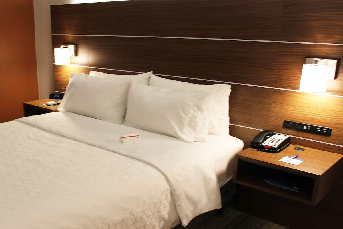 Standard Room, 1 Queen Bed, Accessible Bathtub (Communications) | Desk, iron/ironing board, cribs (free), rollaway beds (free)