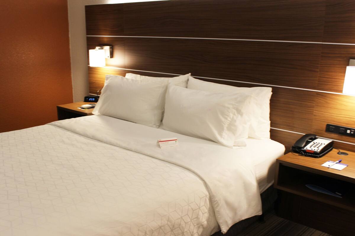 standard room, 1 queen bed, accessible bathtub (communications) | 1 bedroom, desk, iron/ironing board, free cots/infant beds