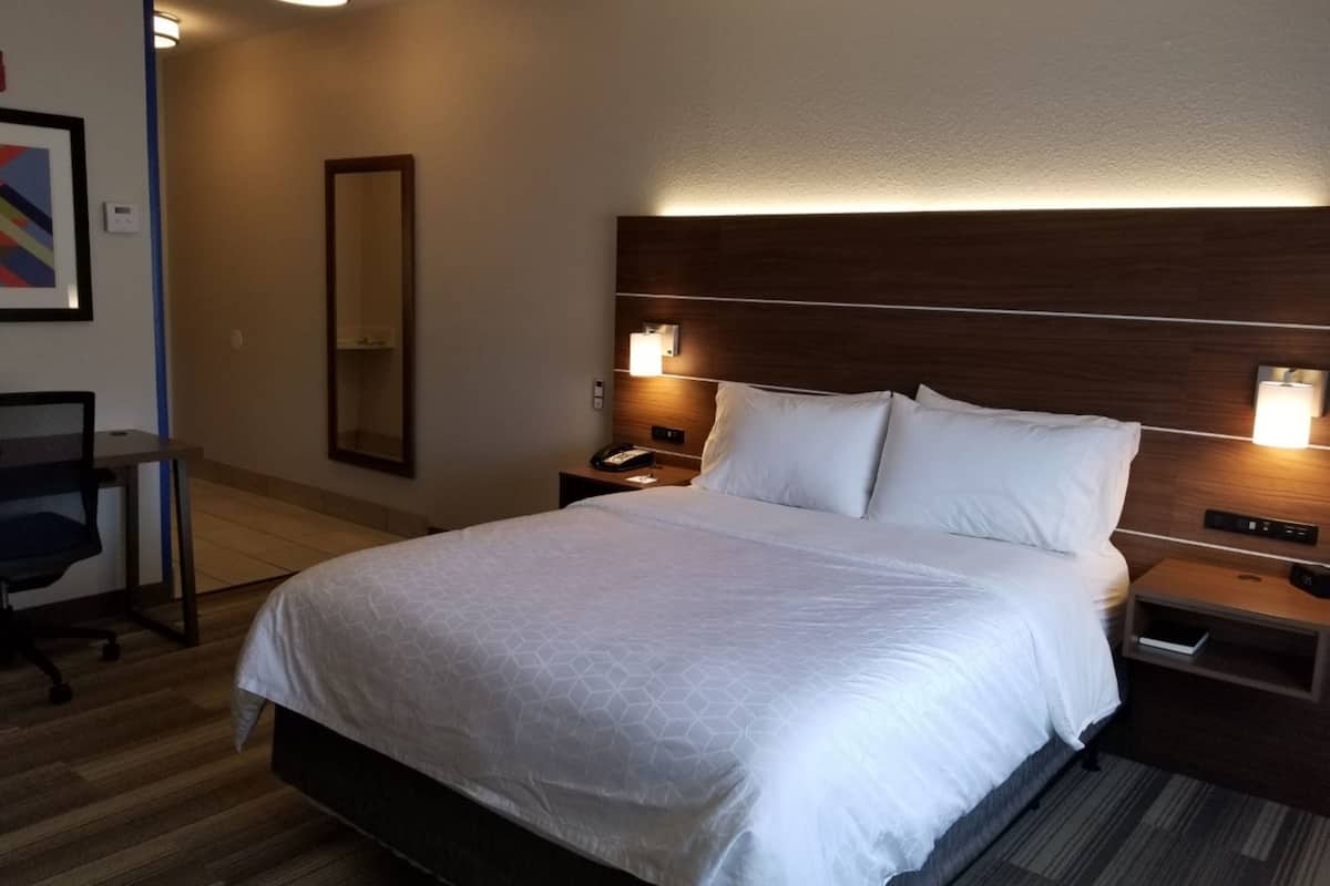 standard room, 1 queen bed, accessible bathtub (communications) | room amenity