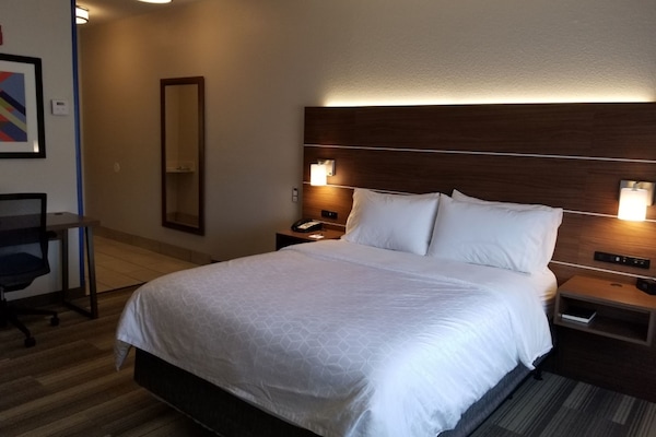 Standard Room, 1 Queen Bed, Accessible Bathtub (Communications) | Room amenity