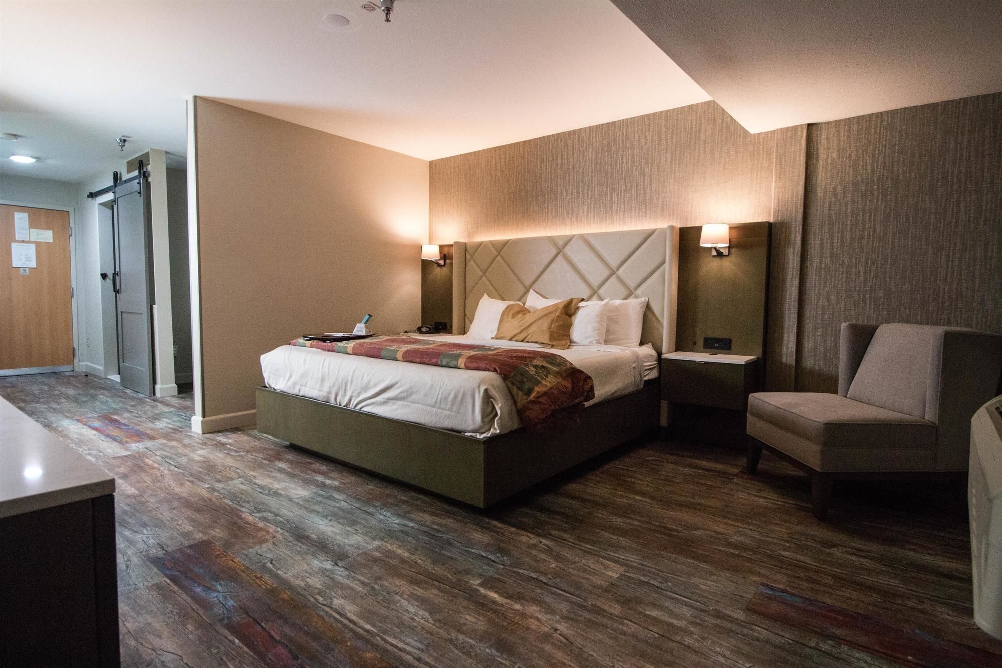 premium bedding, in-room safe, desk, blackout curtains