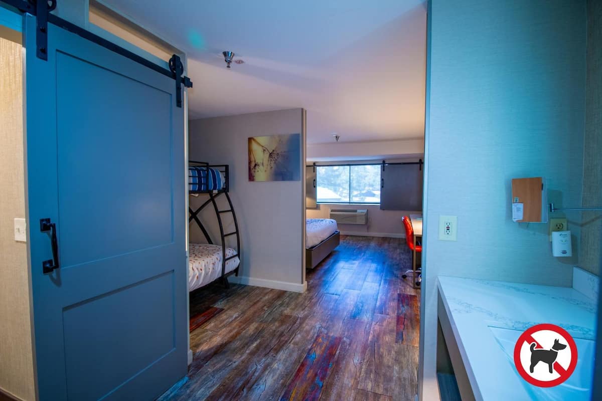 Premium bedding, in-room safe, desk, blackout drapes