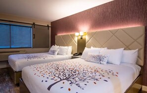 Habitación estándar, 2 camas de matrimonio | Ropa de cama de alta calidad, caja fuerte, escritorio y cortinas opacas