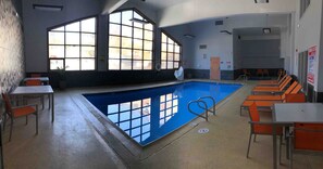 Una piscina cubierta