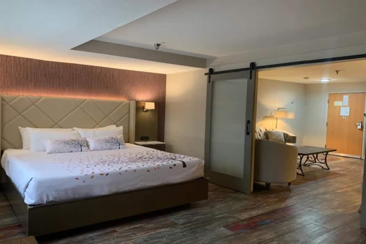 Habitación, 1 cama King size | Ropa de cama de alta calidad y caja de seguridad en la habitación