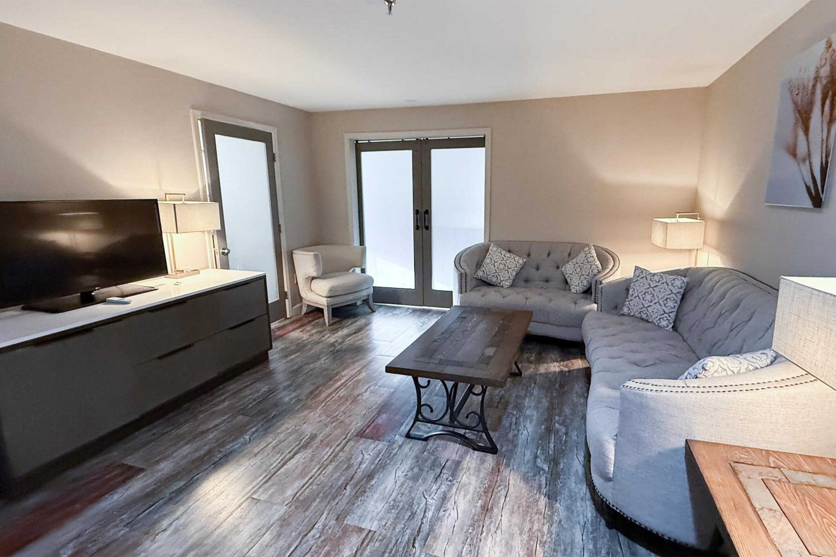 43-inch flat-screen tv with cable channels, tv