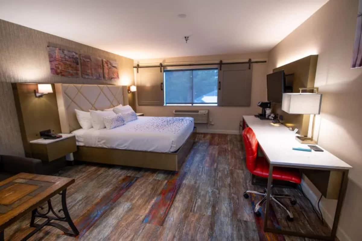 Premium bedding, in-room safe, desk, blackout drapes