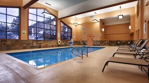 Una piscina cubierta, una piscina al aire libre