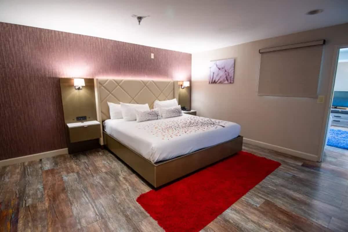 2 Bedroom king suite with full kitchen