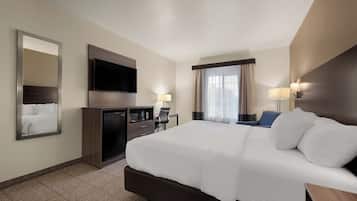 1 bedroom, desk, blackout drapes, soundproofing
