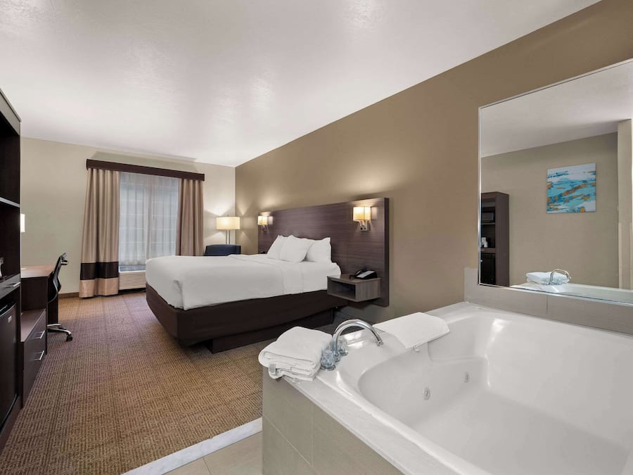 Meja kerja, tirai kedap cahaya, kedap suara, dan setrika/meja setrika