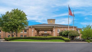 A brick building with a sign reading "Comfort Inn & Suites." - Comfort Inn & Suites Fenton (Fenton)