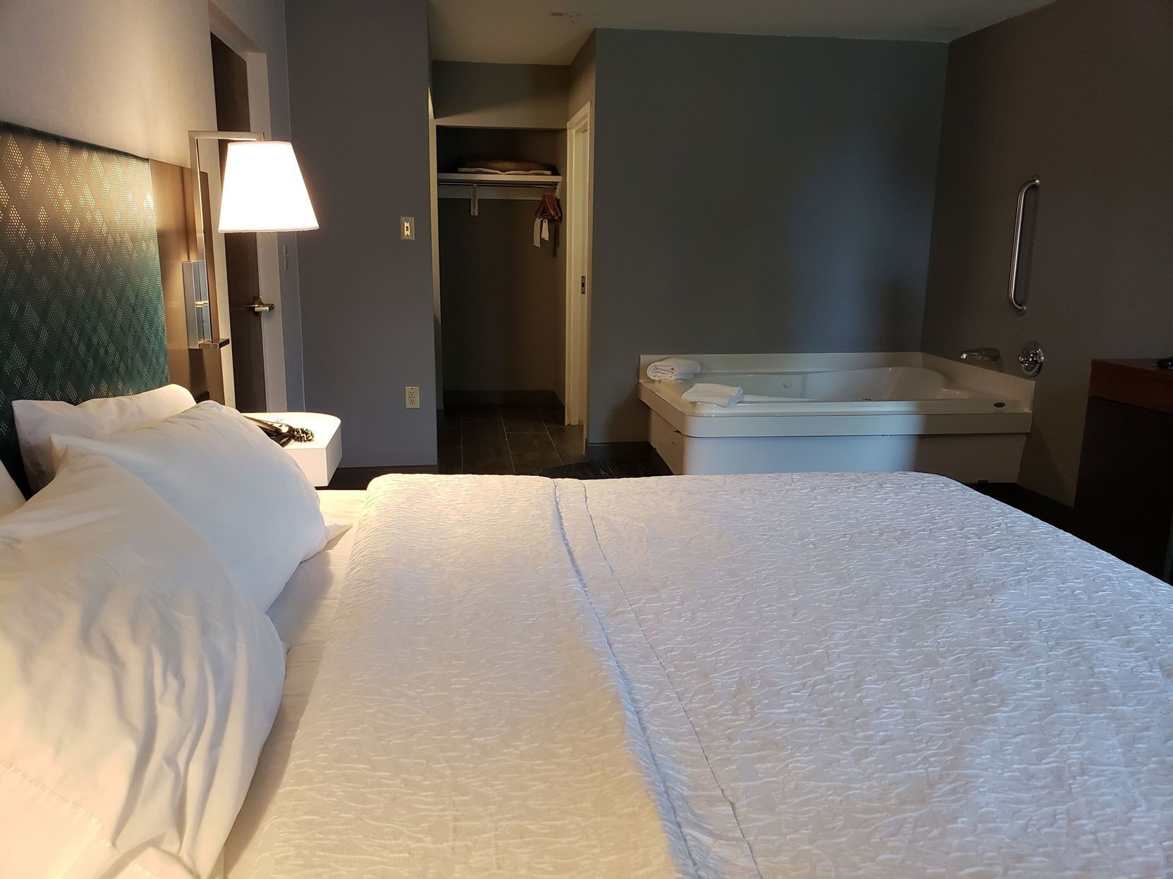 Premium bedding, desk, iron/ironing board, WiFi