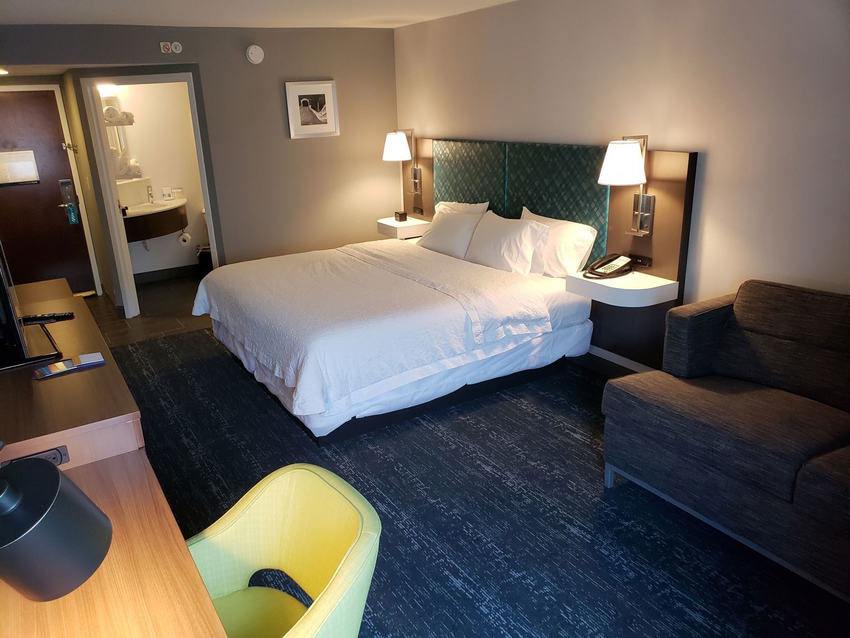 Premium bedding, desk, iron/ironing board, WiFi