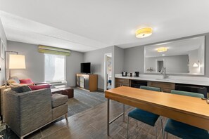 Suite non-fumeurs, très grand lit | Minibar