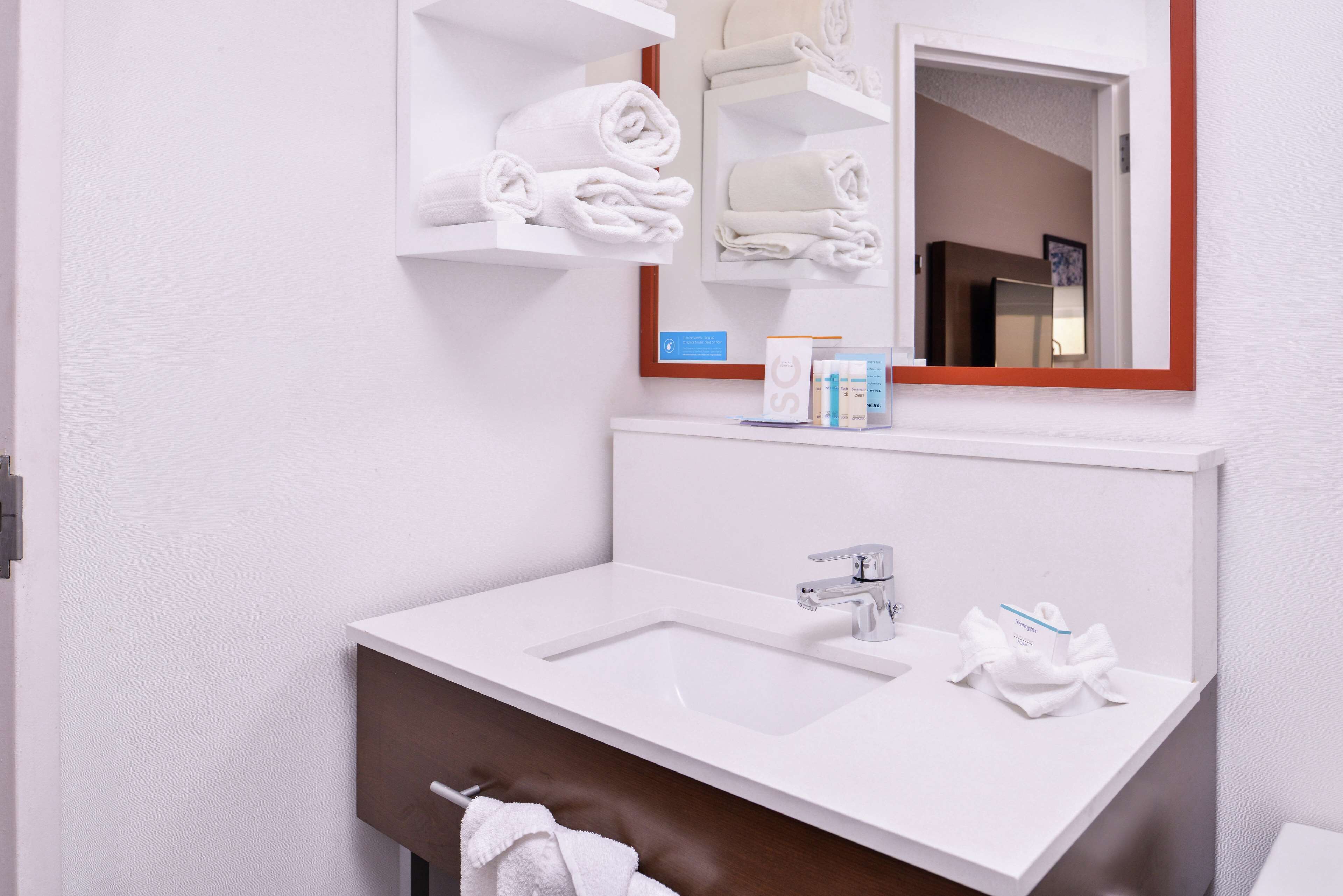 2 doubles beds | bathroom | combined shower/bathtub, free toiletries, hair dryer, towels