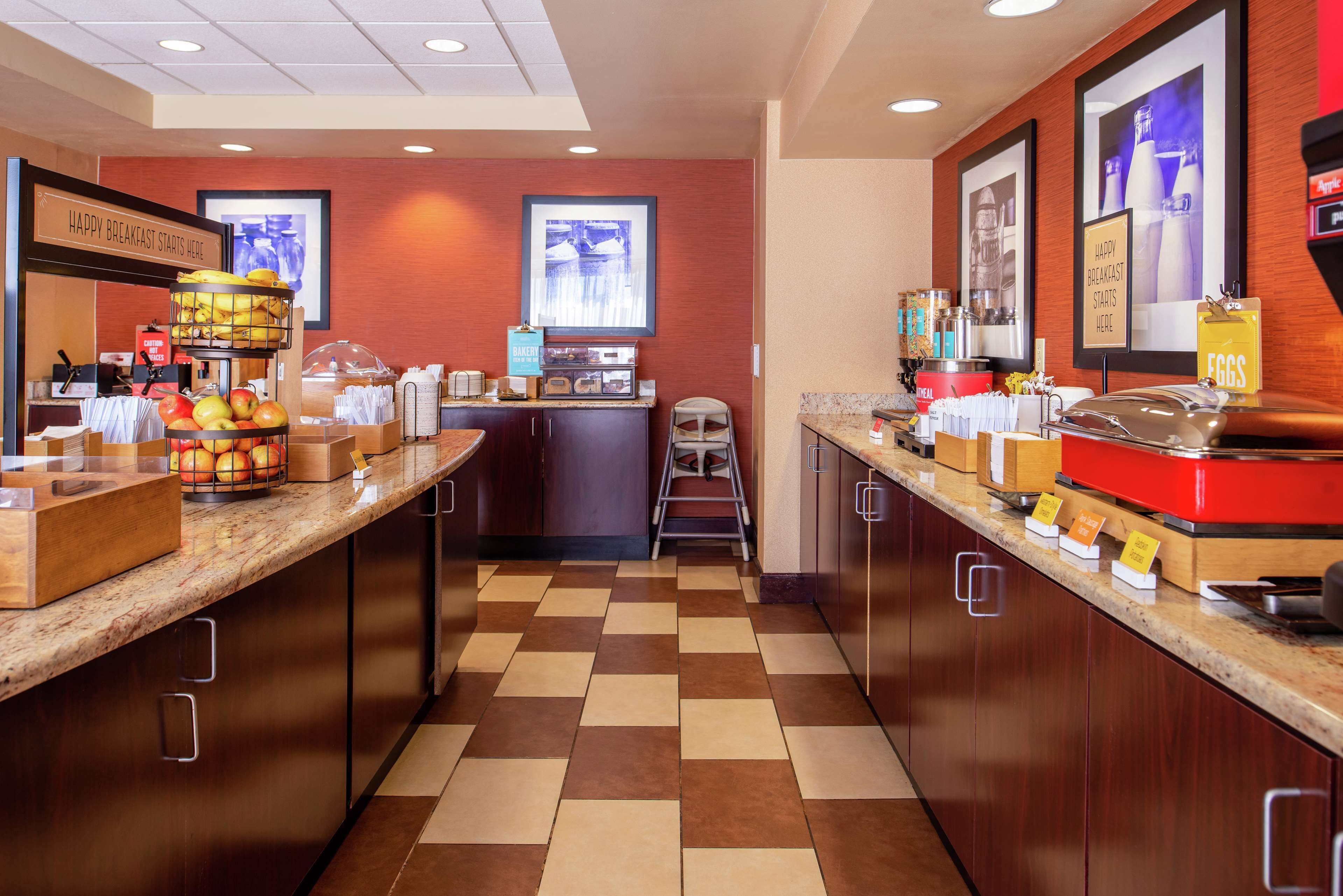 Una barra de desayuno con diferentes alimentos y una estación de café.