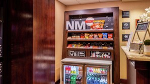 Un espace de vente proposant des collations et des boissons, notamment des chips et des boissons en bouteille.