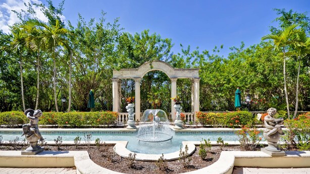 A landscaped garden with a central fountain, surrounded by statues and a gazebo. - Hampton Inn Palm Beach Gardens (Palm Beach Gardens)