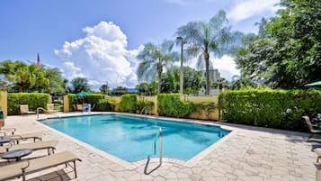 Außenpool, geöffnet von 06:00 Uhr bis 19:00 Uhr, Sonnenschirme