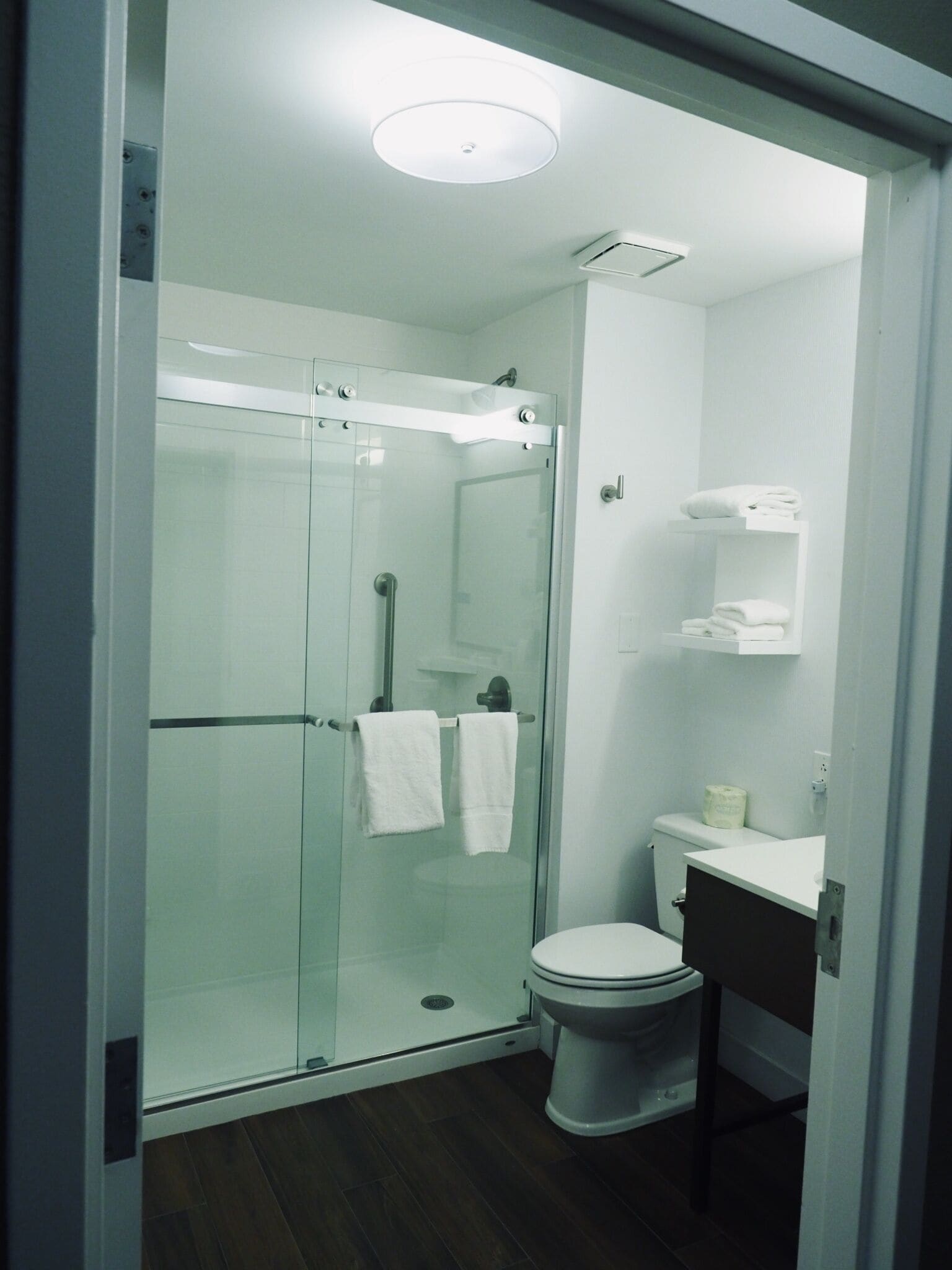 room, 1 king bed, non smoking | bathroom | free toiletries, hair dryer, towels, soap