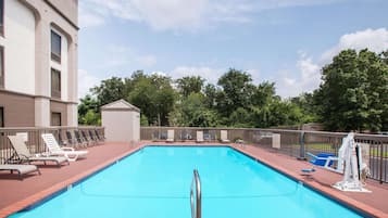 Una piscina al aire libre de temporada