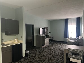 Suite, 1 habitación, no fumadores (1 King Bed) | Caja fuerte, escritorio, tabla de planchar con plancha y wifi gratis