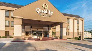 A hotel entrance with a sign reading "Quality Inn & Suites by Choice Hotels". - Quality Inn & Suites Quincy - Downtown (Quincy)