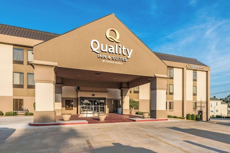 Exterior. Quality Inn & Suites Quincy - Downtown