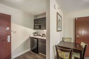 Iron/ironing board, free cots/infant beds, rollaway beds, free WiFi - Quality Inn & Suites Quincy - Downtown (Quincy)