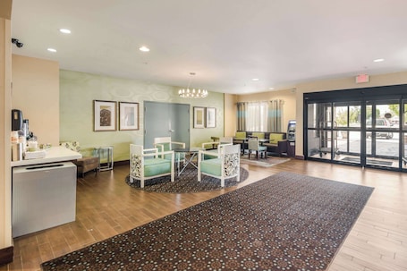 Vestíbulo. Quality Inn & Suites Quincy - Downtown