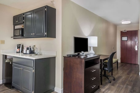 Tabla de planchar con plancha, cunas gratuitas, camas supletorias. Quality Inn & Suites Quincy - Downtown