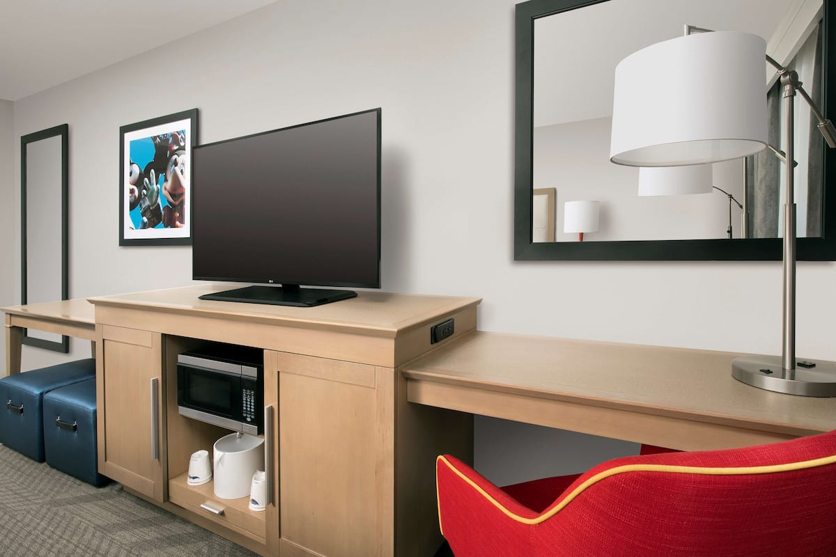 1 bedroom, premium bedding, desk, laptop workspace