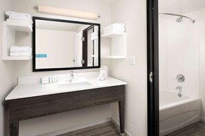 Combined shower/tub, free toiletries, hair dryer, towels