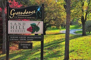 Cartel de Greendale The Winery at Sand Hill con horario de atención y aviso de acceso únicamente.
