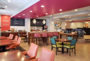 Café da manhã com buffet grátis todos os dias
