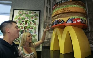 Un menú de McDonald's que muestra un pan con semillas de sésamo y lechuga.